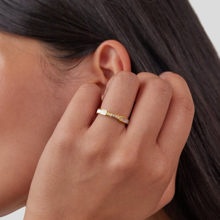Simple pearl ring with delicate crystals