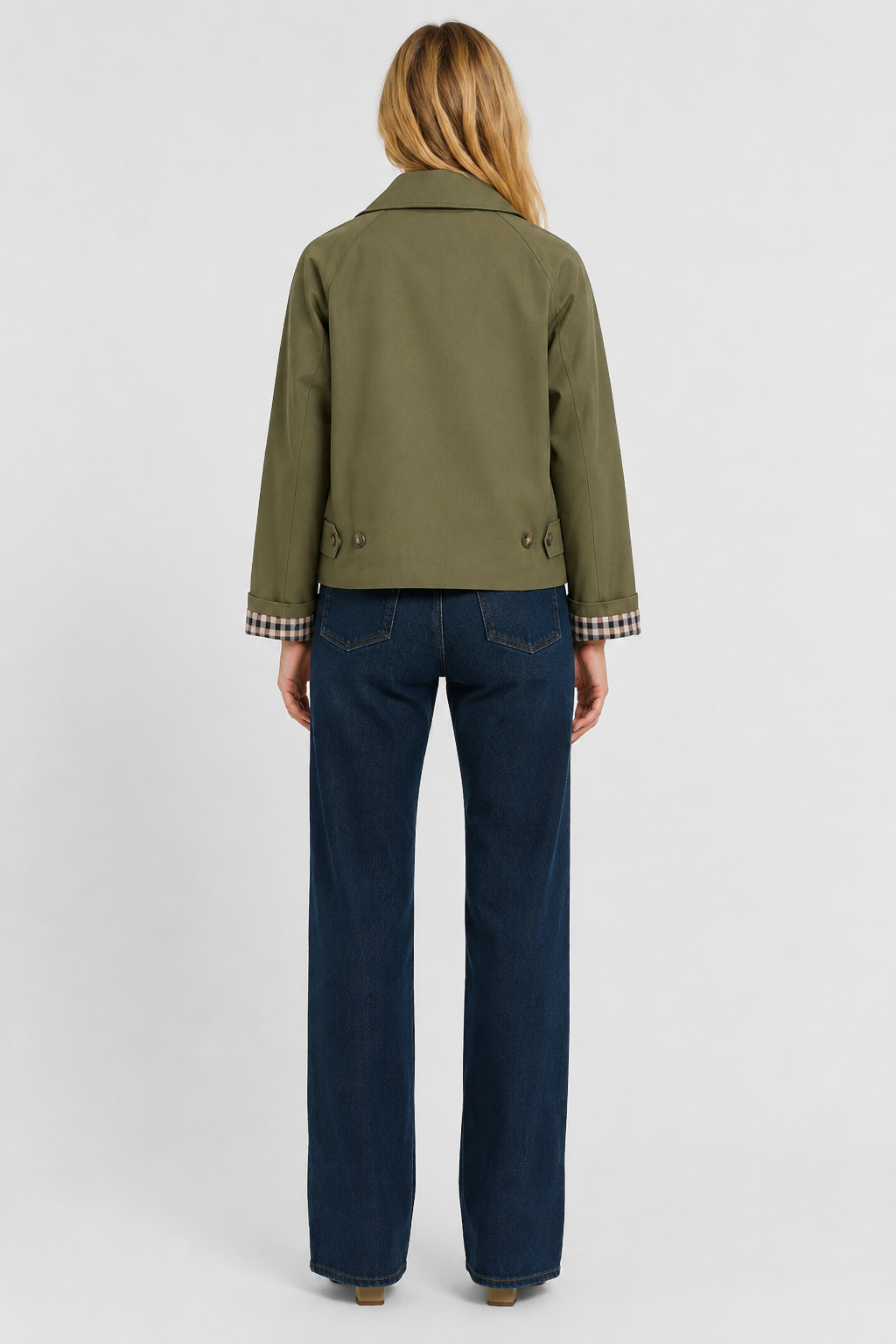 Lightweight women's jacket with a relaxed fit and gingham lining.