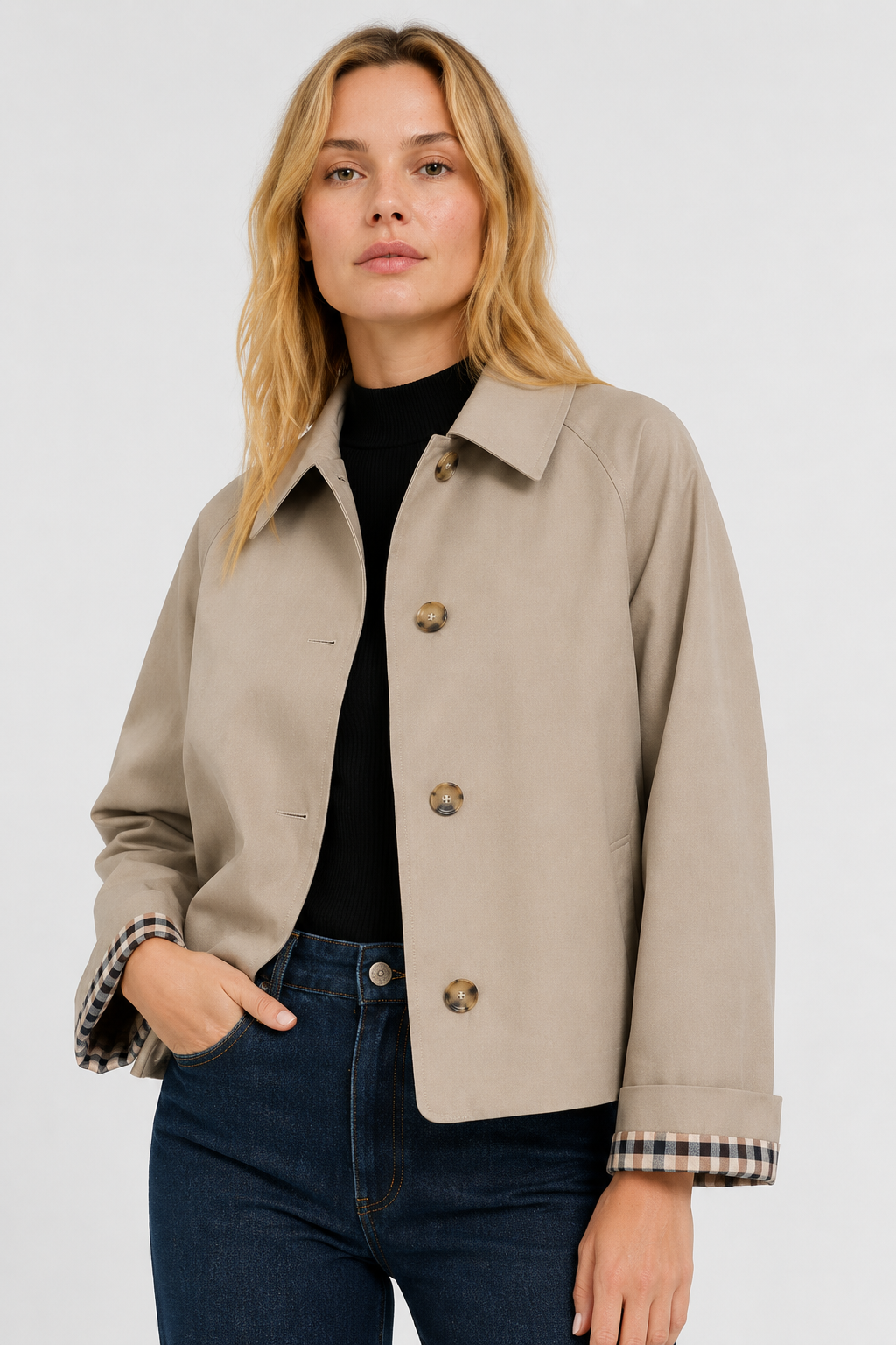 Lightweight women's jacket with a relaxed fit and gingham lining.