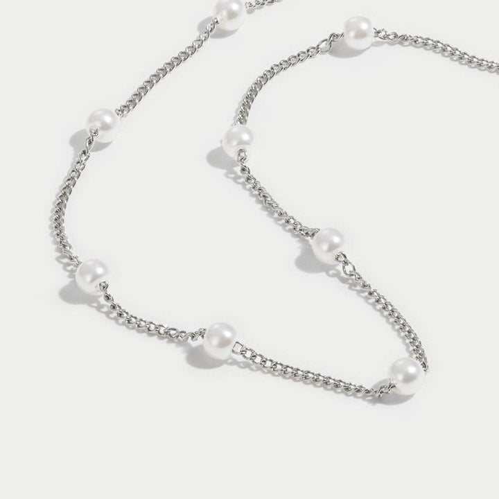 Elegant silver necklace with pearl and refined details