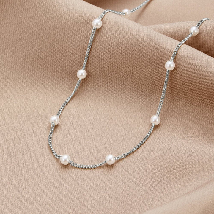 Elegant silver necklace with pearl and refined details
