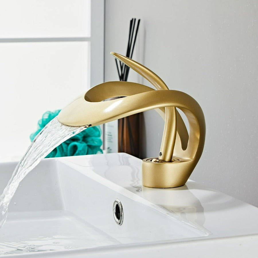 FlowArc – Moderne Badarmatur mit Wasserfallauslauf und minimalistischer Bedienung
