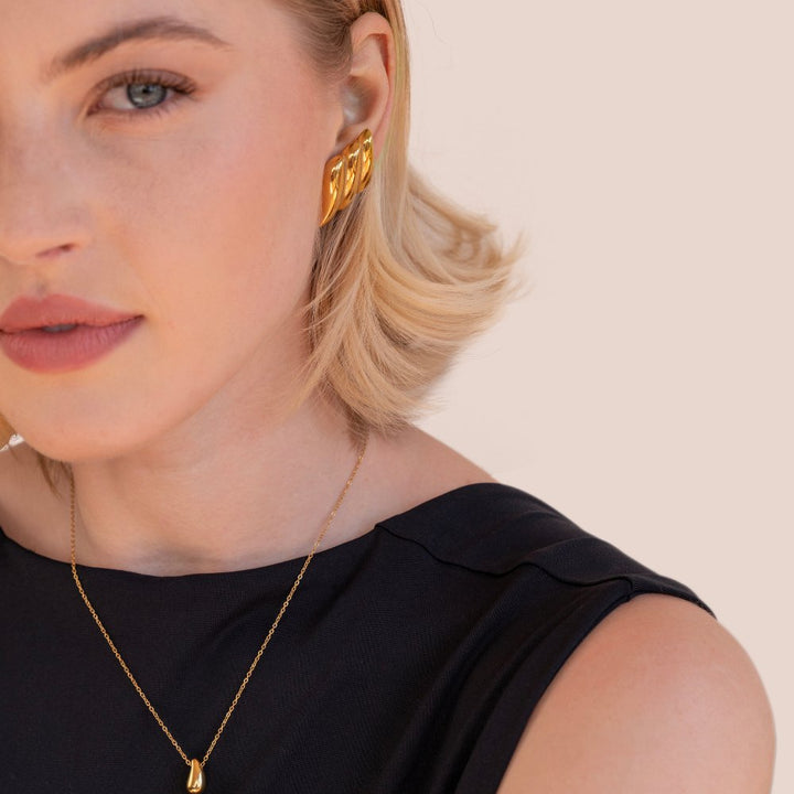 Elegant gold earrings with refined round shapes