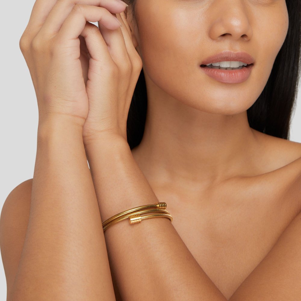 Elegant gold bracelet with refined twist