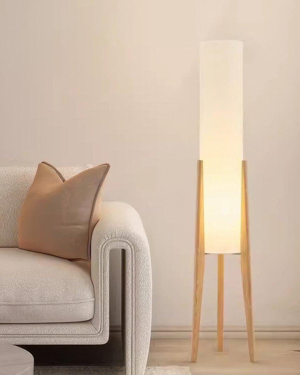Stehlampe aus Walnussholz - Leuchtende Kunst für Jedes Interieur