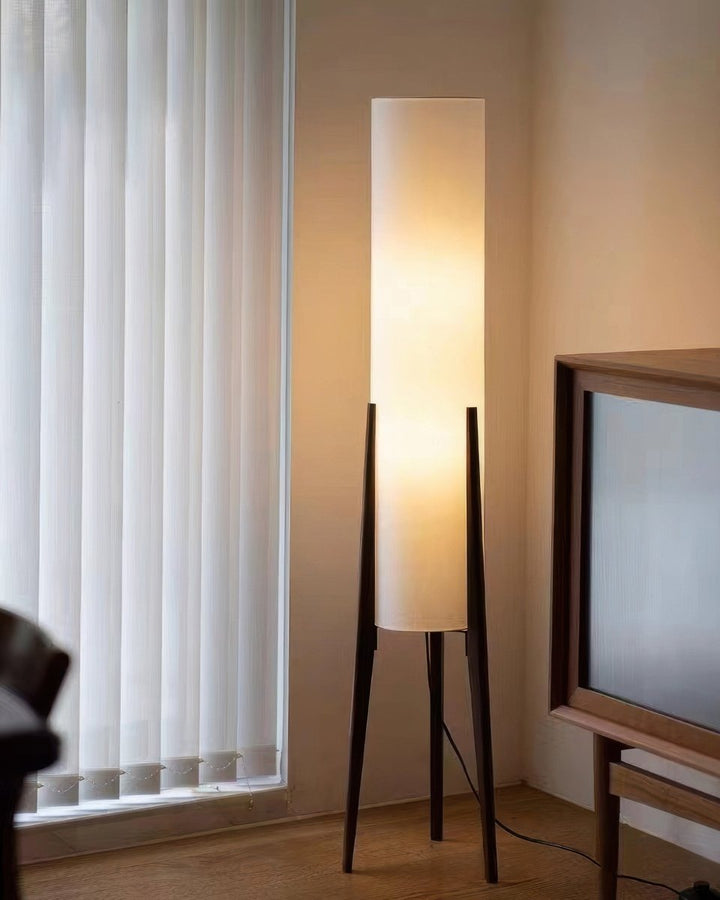 Stehlampe aus Walnussholz - Leuchtende Kunst für Jedes Interieur