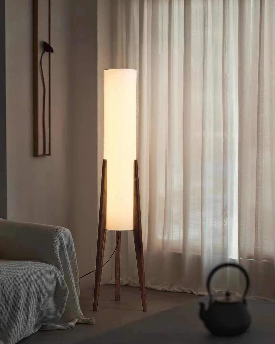 Stehlampe aus Walnussholz - Leuchtende Kunst für Jedes Interieur