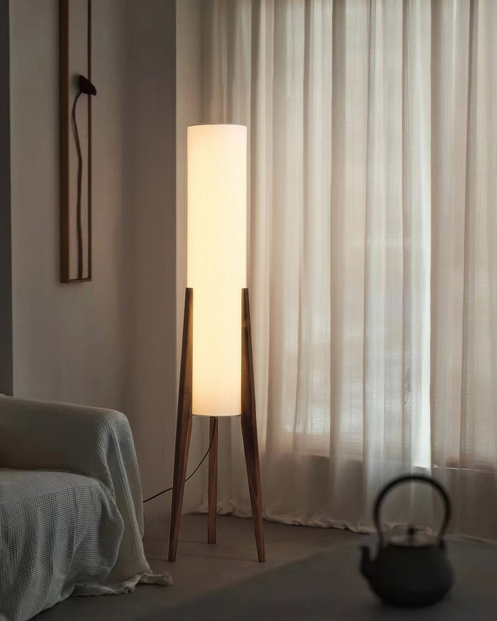 Stehlampe aus Walnussholz - Leuchtende Kunst für Jedes Interieur